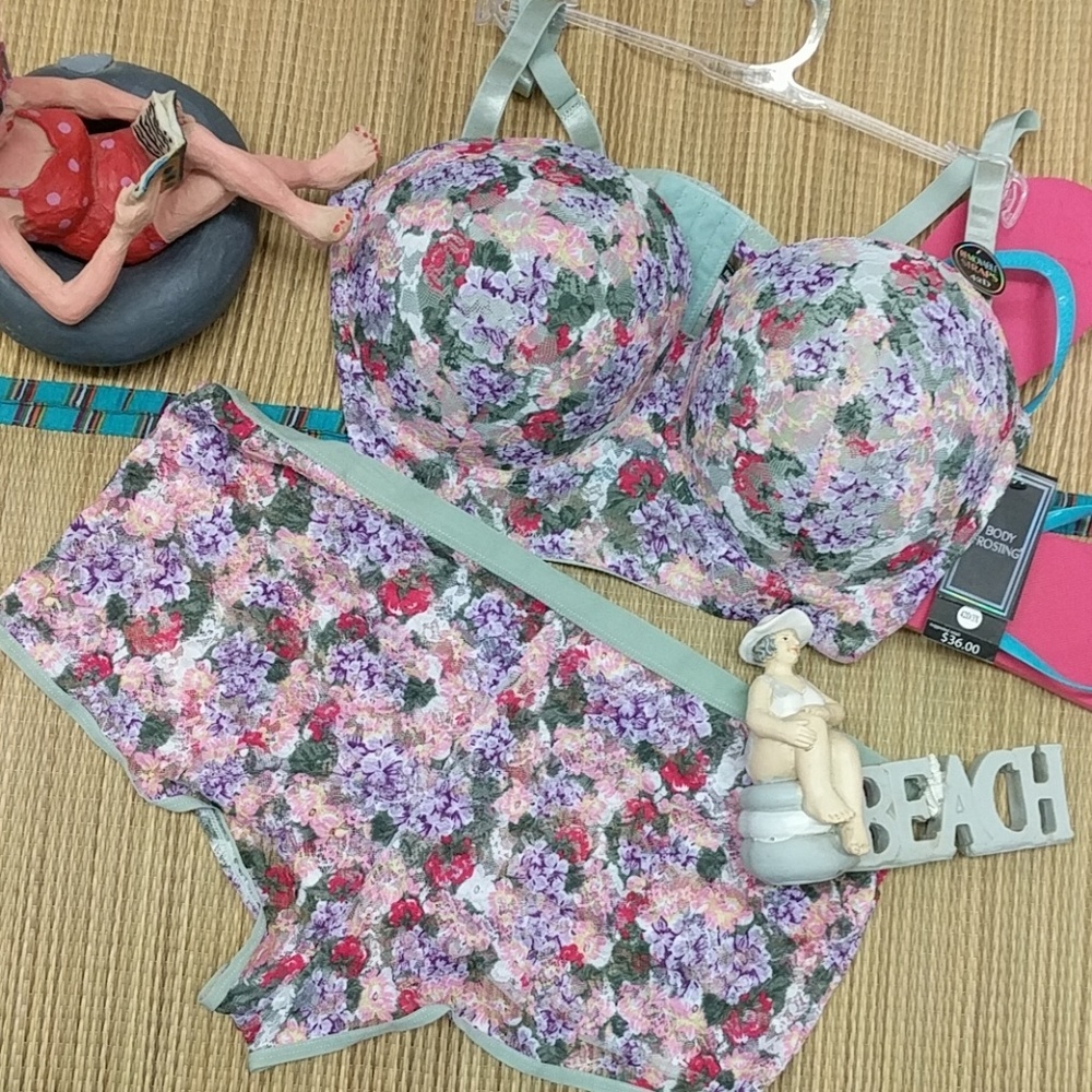 Two piece lace floral boy short molded cup bra set